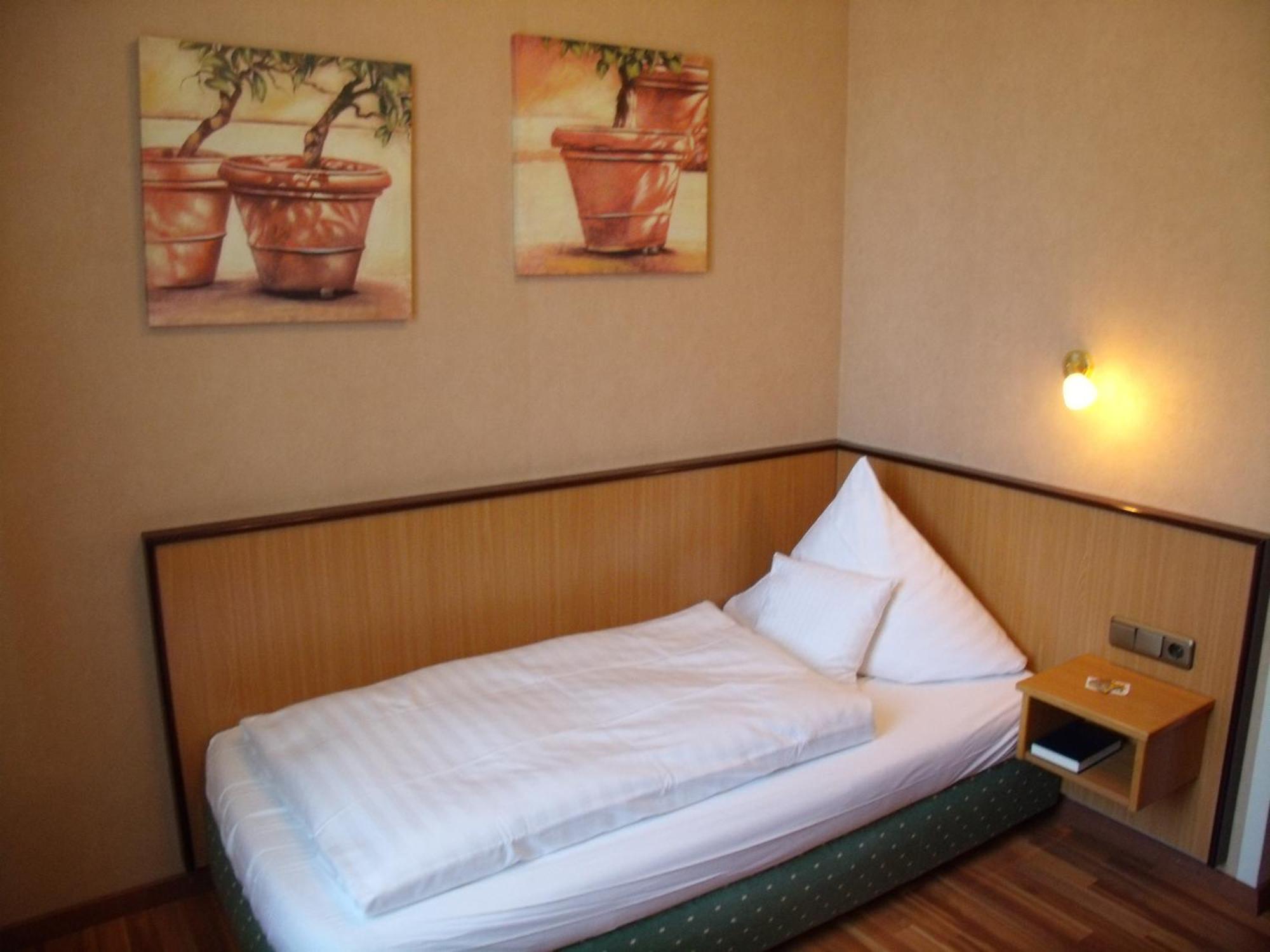 Landhotel Zum Niestetal Luaran gambar